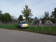 Bauarbeiter belegen Parkplatz des Spielplatzes