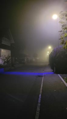 Straßenlaterne leuchtet blau - Schregenbergstraße