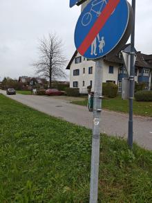 Hinweisschild "Arzt" abgerissen