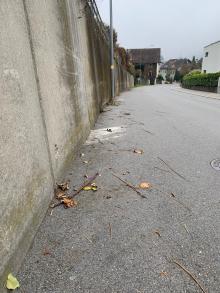 Verschmutzte  Fahrradstrasse Carinagasse